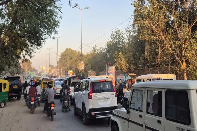 नाला निर्माण के लिए सड़क खोदने से दिनभर लग रहा जाम