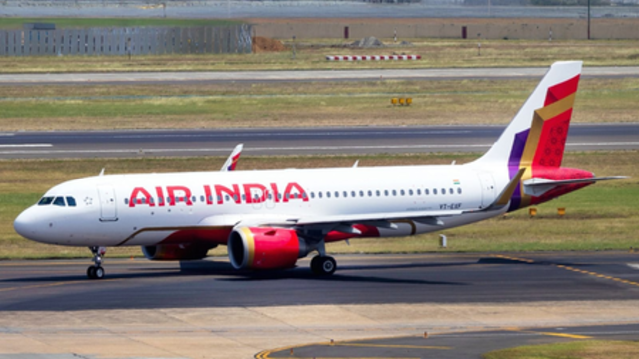 अहमदाबाद में एयर इंडिया एक्सप्रेस के विमान की आपातकालीन लैंडिंग, बम की धमकी मिलने से मचा हड़कंप