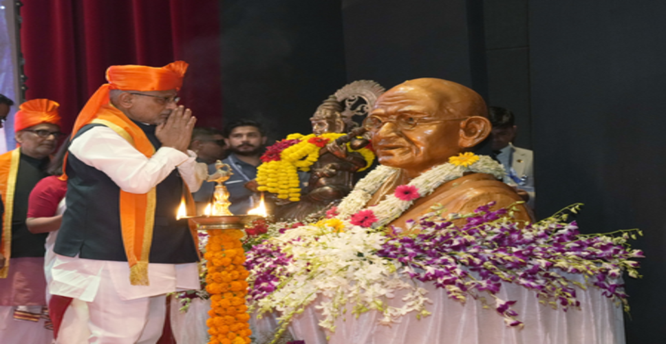 उपराष्ट्रपति ने छात्रों को राष्ट्र-निर्माण के लिए जिम्मेदारी से तकनीक का इस्तेमाल करने की सलाह दी