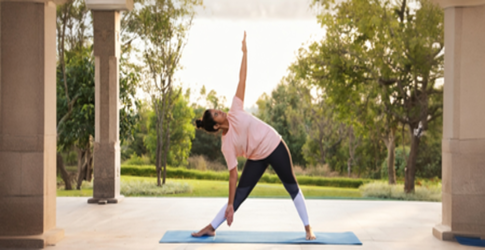 तनाव से राहत के साथ पाचन मजबूत करता है त्रिकोणासन, लंबे समय तक बैठकर काम करने वालों के लिए फायदेमंद