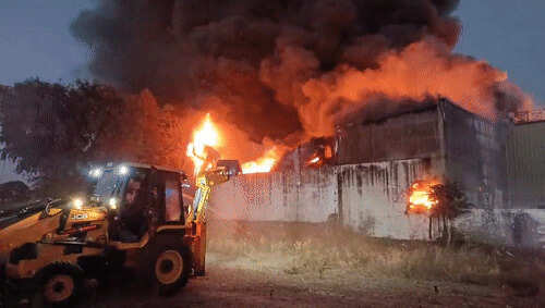 जयपुर में जेसीबी वर्कशॉप में भीषण आग, वीडियो में देखें 5 किमी दूर तक दिखा धुंआ धुंआ, बड़ा हादसा टला