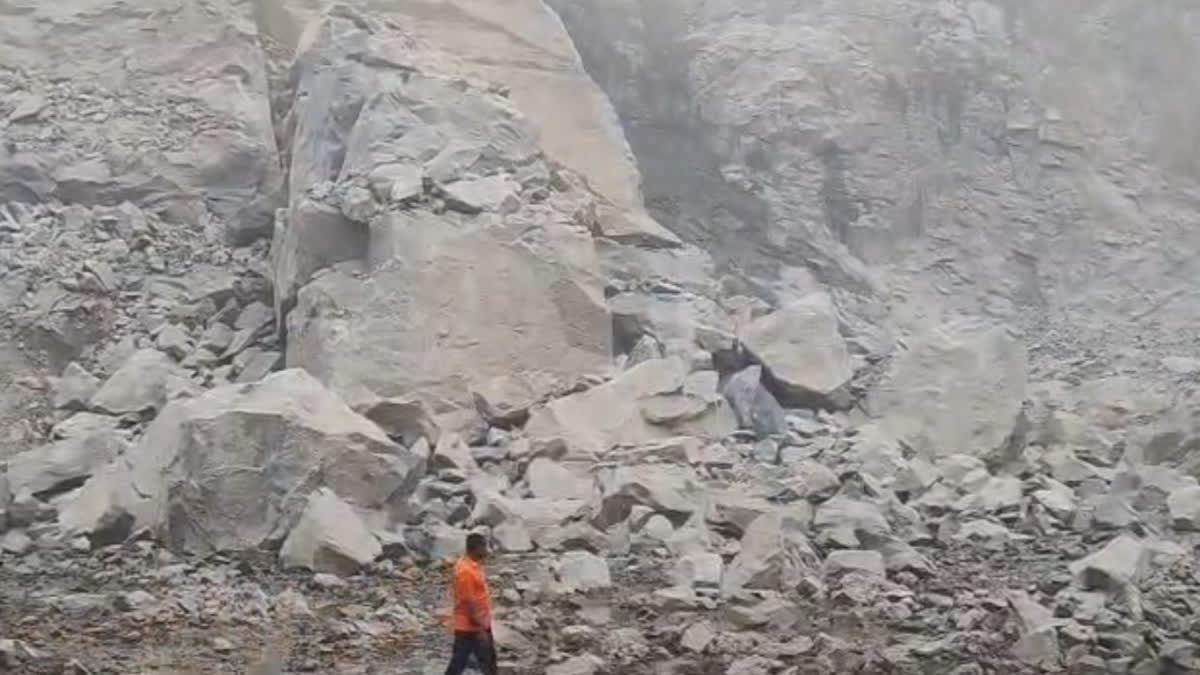 डीडवाना-कुचामन में पत्थर की खदान ढही, 200 फीट नीचे गिरी LNT मशीन; ऑपरेटर की मौत