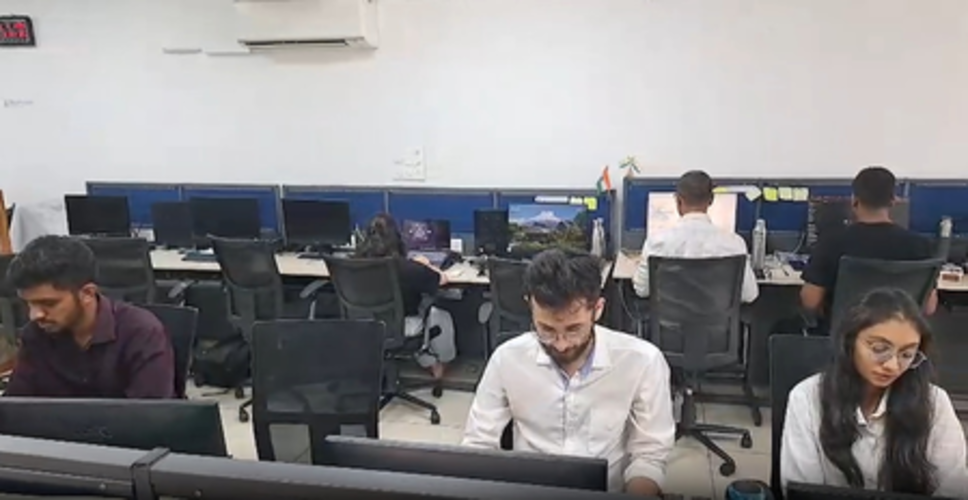 सूरत में कई कंपनियों ने कर्मचारियों को दिया वर्क फ्रॉम होम, कहा- कार पूलिंग और पब्लिक ट्रांसपोर्ट को मिलेगा बढ़ावा