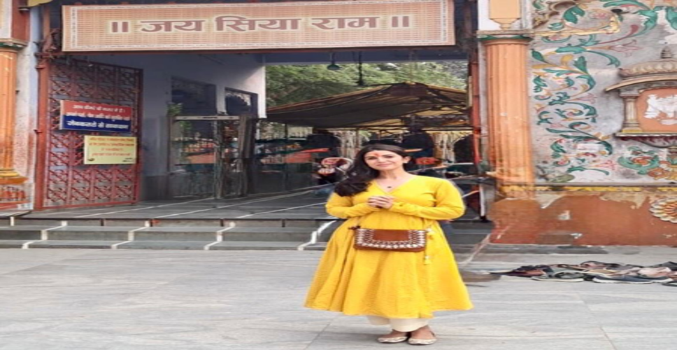 हनुमान जन्मोत्सव पर शिवनगरी काशी पहुंचीं निमरत कौर, संकट मोचन के किए दर्शन