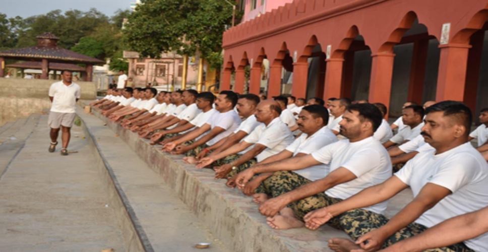 जम्मू: अंतरराष्ट्रीय योग दिवस से पहले चिनाब नदी के तट पर जागरूकता सत्र, बीएसएफ के जवानों ने किया अभ्यास