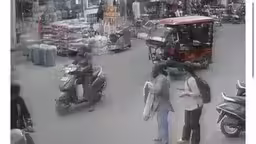 वीडियो में देखें जयपुर में महिला के हाथों से फिसले 50 हजार, बाइक सवार युवकों ने उड़ाए रुपए, CCTV में कैद वारदात