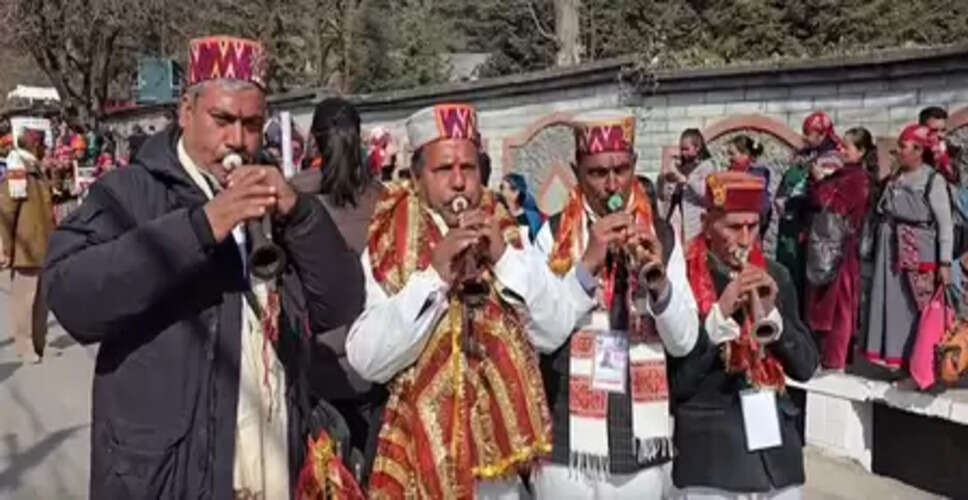 विंटर कार्निवल 2026: पारंपरिक वेशभूषा और झांकियों ने सैलानियों का मन मोह लिया