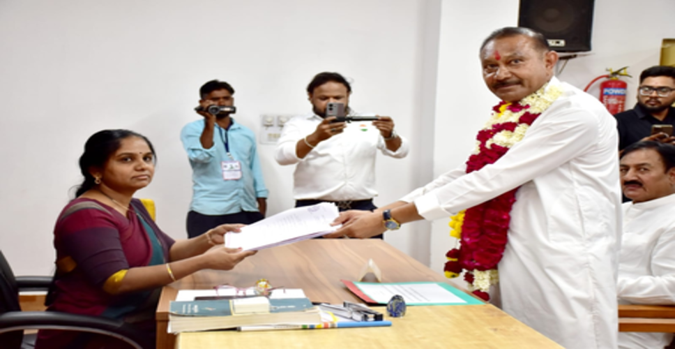 गुजरात: उमरेठ उपचुनाव के लिए कांग्रेस उम्मीदवार भृगुराज सिंह चौहान ने नामांकन दाखिल किया