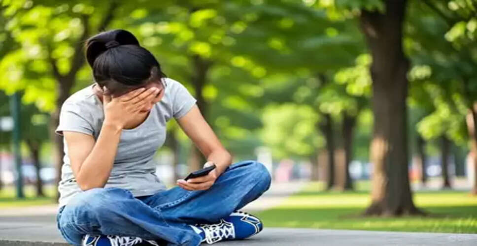 स्मार्टफोन बन रहा आपकी सेहत का दुश्मन, लंबी स्क्रीन टाइमिंग से स्पॉन्डिलाइटिस का खतरा