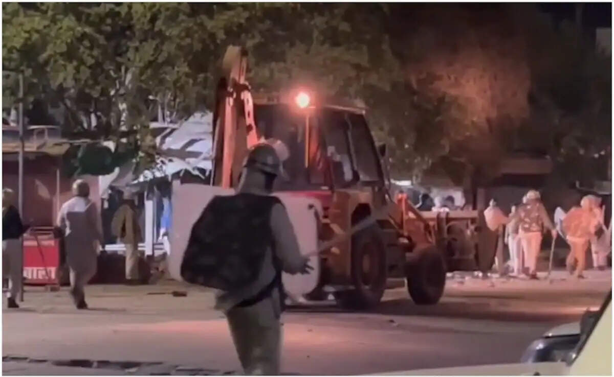 जयपुर के चौमूं में तनाव, मस्जिद के बाहर रेलिंग को लेकर विवाद के बाद पुलिस पर हमला 6 जवान घायल, इंटरनेट बंद