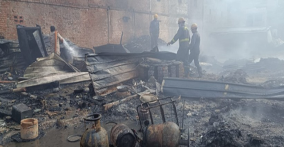 गाजियाबाद: कबाड़ गोदाम में भीषण आग, फायर विभाग की तत्परता से टला बड़ा हादसा