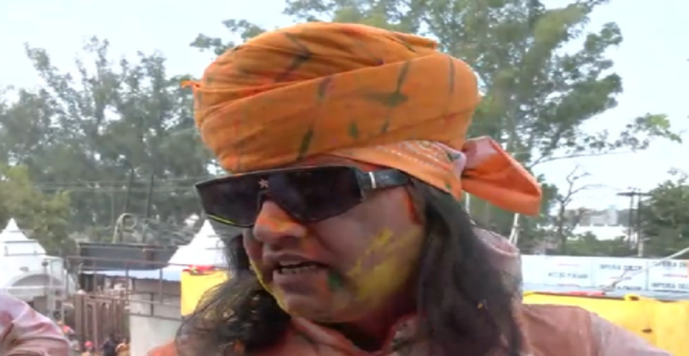 कथावाचक देवकीनंदन ठाकुर ने प्रियाकांत जू मंदिर में खेली होली, मर्यादा के साथ त्योहार मनाने की सलाह