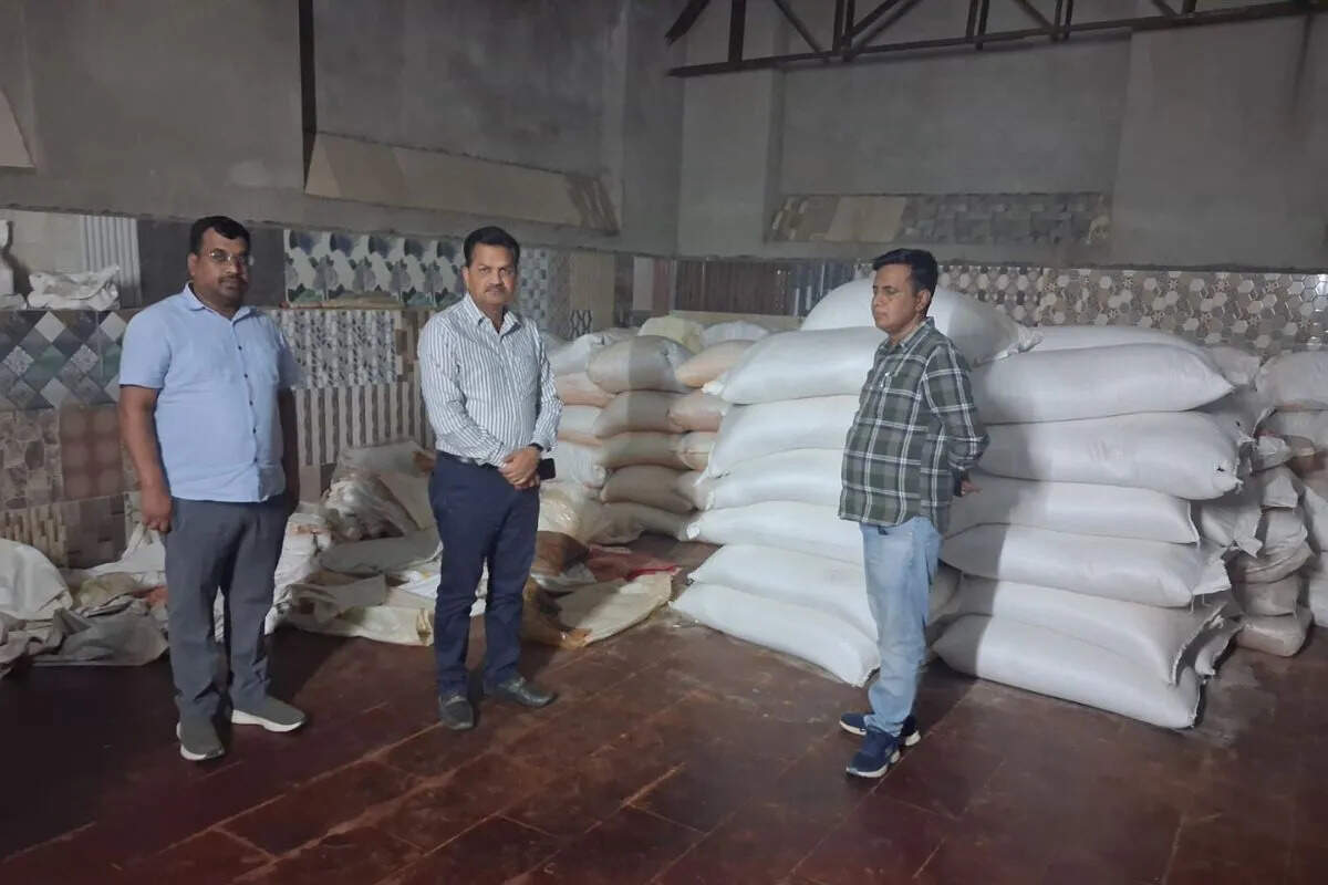 मिलावटखोरी पर बड़ा खुलासा: मिर्च पाउडर में ‘चापड़’ और कृत्रिम रंग मिलाकर हो रहा था उत्पादन, 5480 किलो माल सीज