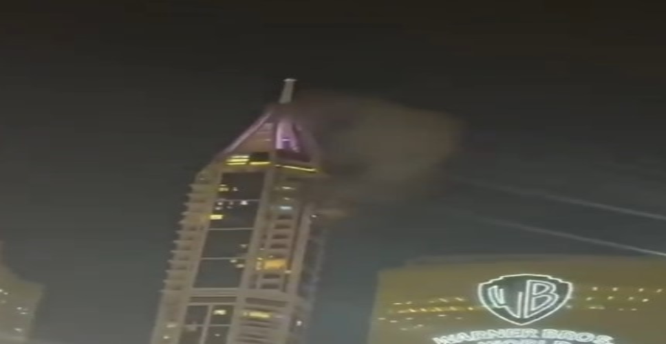 यूएई एयर डिफेंस ने ईरानी मिसाइलों को रोका, दुबई मरीना में टावर पर गिरा मलबा