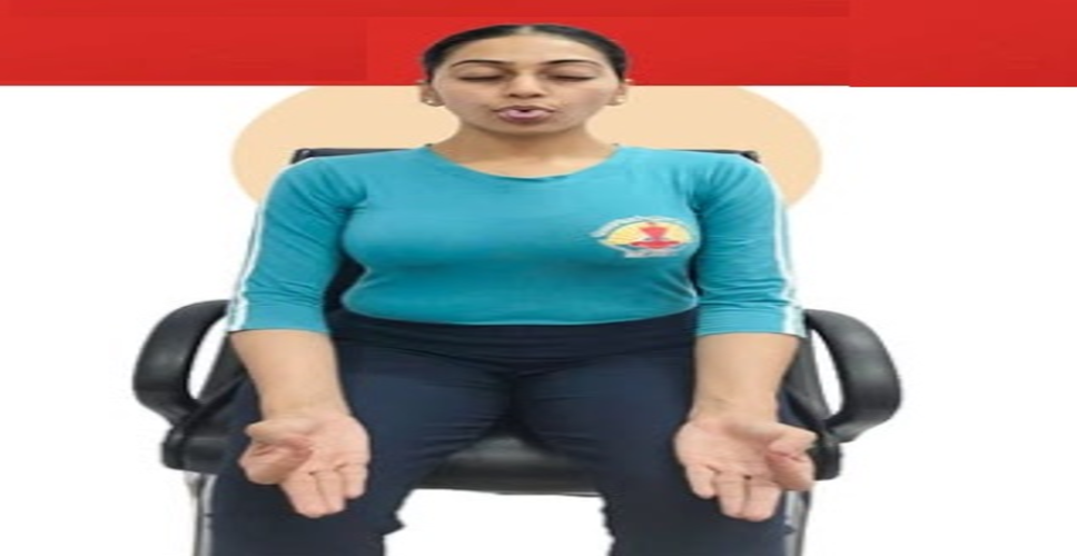 फ्लाइट में भी कर सकते हैं योग, यहां समझें आयुष मंत्रालय का 'इन-फ्लाइट योग' रूटीन