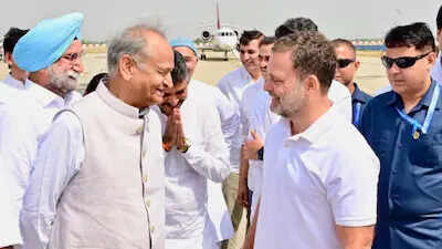 राहुल गांधी की बैठक में संगठन पर मंथन, गहलोत की गैरमौजूदगी ने बढ़ाई सियासी चर्चाएं