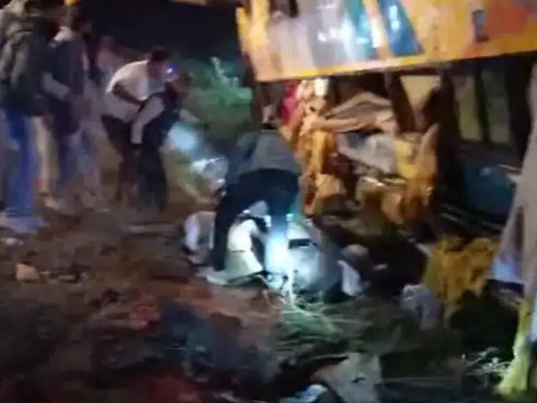 भीषण सड़क हादसे से दहला जालोर! खाई में गिरी यात्रियों से भरी बस, 20 लोग बुरी घायल इतनो की मौत