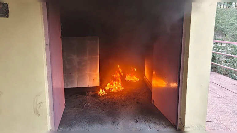 झालावाड़ में स्वास्थ्य केंद्र की मोर्चरी में AC ब्लास्ट, आग से हड़कंप