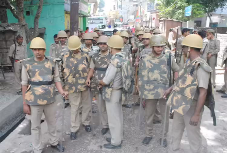 कभी रुतबे की पहचान रही खाकी अब खो रही आकर्षण: निजी सुकून की तलाश में ड्यूटी छोड़ रहे जवान