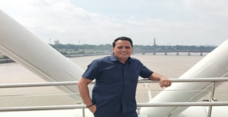 जब कुछ लोग मोबाइल में 'आग कैद' कर रहे थे, तब एक शख्स 'आग के भीतर जिंदगी' तलाश रहा था