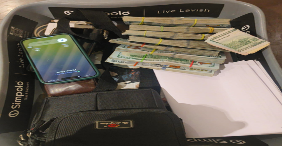 अहमदाबाद एयरपोर्ट पर सीआईएसएफ ने रोकी बड़ी तस्करी, 64.56 लाख रुपये की विदेशी मुद्रा बरामद