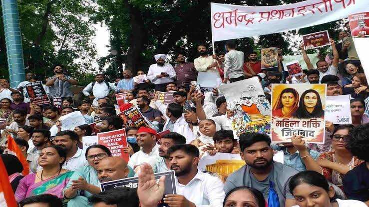 जयपुर के शहीद स्मारक पर छात्रों का प्रदर्शन, लाठीचार्ज के विरोध में जुटे युवा; धर्मेंद्र प्रधान के इस्तीफे की मांग को लेकर नारेबाजी