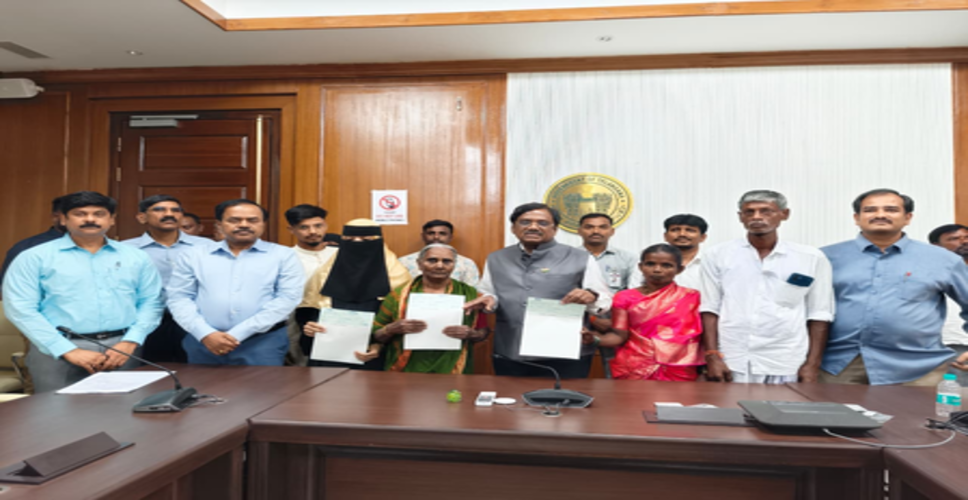 तेलंगाना: मंत्री वेंकटस्वामी ने दिवंगत गिग वर्करों के परिवारों को सौंपे पांच-पांच लाख रुपए के चेक