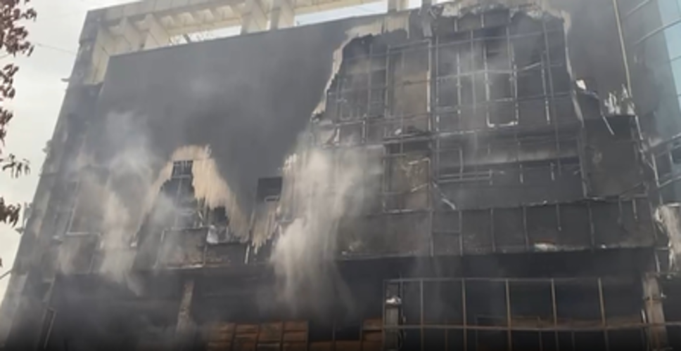 नोएडा : इमारत में लगी भीषण आग, कई घंटों की मशक्कत के बाद 15 गाड़ियों ने पाया काबू