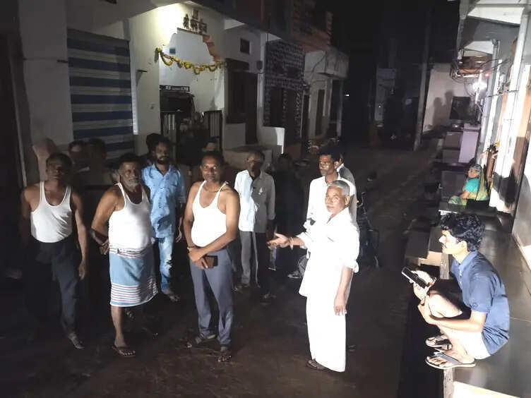 प्रतापगढ़ में सुबह तेज भूकंप के झटको से कांप उठे लोग, भयंकर अफरा-तफरी का वीडियो आया सामने