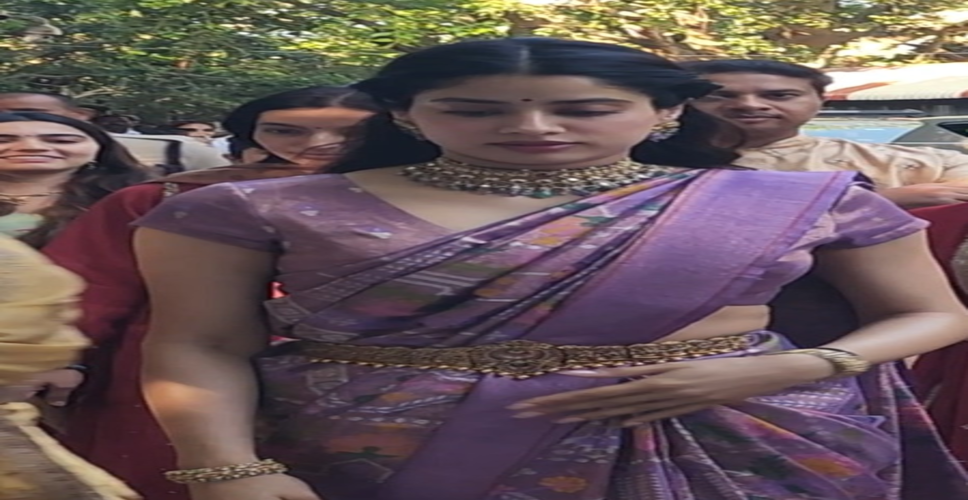 'पेड्डी' की रिलीज पर तिरुपति बालाजी के दर पहुंचीं जान्हवी कपूर, किए दर्शन
