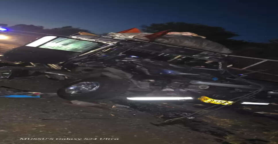 कर्नाटक: तुमकुरु में क्रूजर गाड़ी और ट्रक में टक्कर, चार की मौत, सात घायल