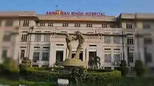 एसएमएस अस्पताल परिसर में खुलेआम शराबखोरी, पुलिस थाने के पास ही चल रहा अवैध कारोबार