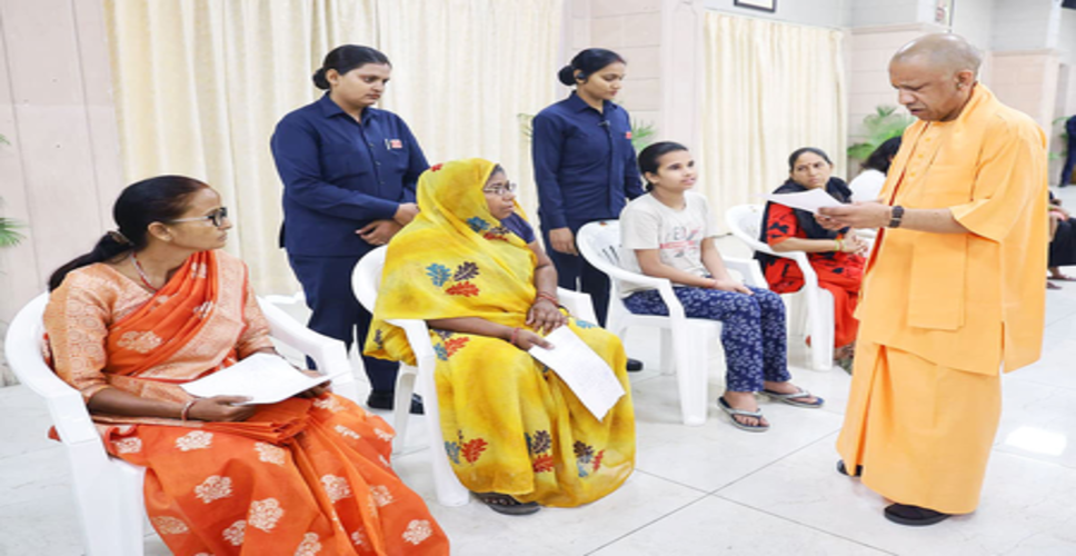 सीएम योगी ने 'जनता दर्शन' में सुनी लोगों की समस्याएं, कहा- जनसेवा सरकार का कर्तव्य