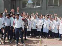 अजमेर JLN अस्पताल में 227 नर्सिंग कर्मचारियों का धरना तीसरे दिन भी जारी, वीडियो में जाने खून से लिखकर सौंपा मांग-पत्र