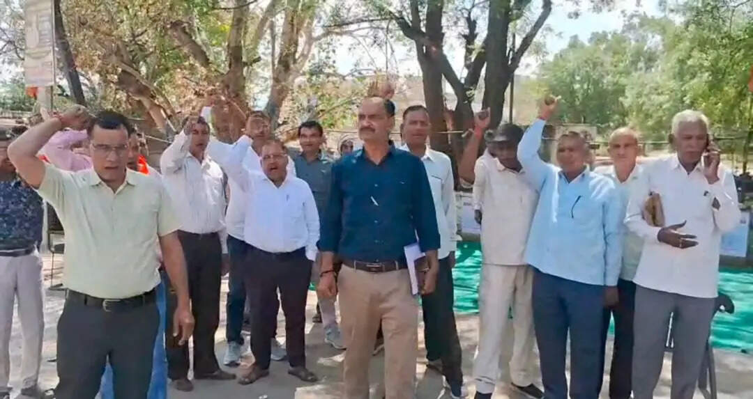 जयपुर में रोडवेज कर्मचारियों का जोरदार प्रदर्शन, वीडियो में देंखे निजीकरण समेत कई मांगों को लेकर रैली और धरना