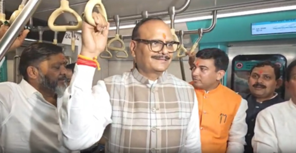 मुंबई में ब्रजेश पाठक ने मेट्रो में किया सफर, कहा- वैश्विक संकट में पब्लिक ट्रांसपोर्ट अहम