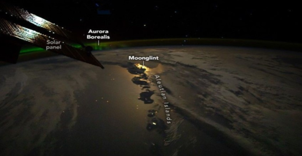 चांद की रोशनी का मैजिक 'मूनग्लिंट', जानें कब बनता है यह प्रतिबिंब?