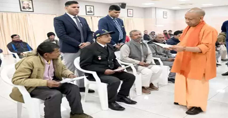 'जनता दर्शन' में आई महिला ने सीएम योगी को सुनाया दुखड़ा, पुलिस आयुक्त को तत्काल उचित कार्रवाई का निर्देश