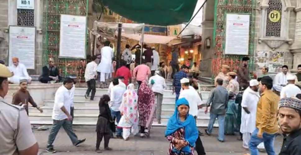 राजस्थान: ईद पर अजमेर दरगाह में अमन-चैन की दुआ, बीकानेर में दिखी गंगा जमुनी तहजीब की मिसाल