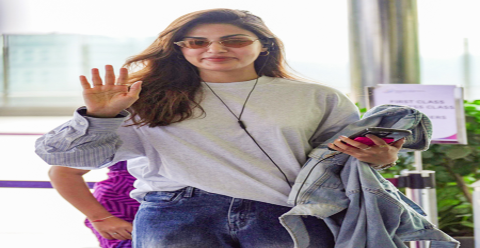 मुंबई कोर्ट ने एनपीडीएस मामले में रिया चक्रवर्ती और उनकी मां के बैंक खाते को डीफ्रीज करने का आदेश दिया