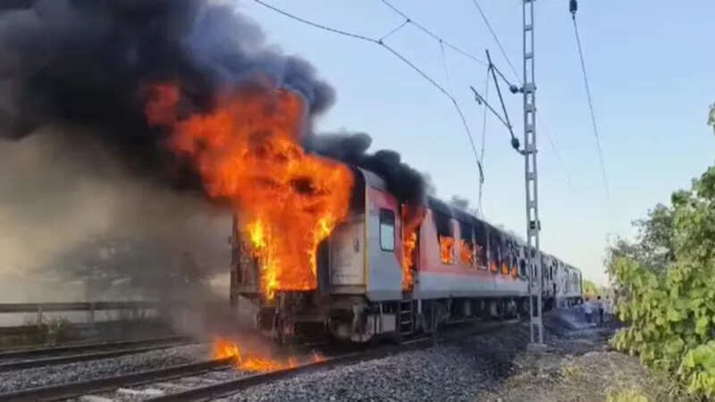 राजधानी एक्सप्रेस में लगी आग, कोटा मंडल में मचा हड़कंप, समय रहते यात्रियों को सुरक्षित निकाला गया, वीडियो आया सामने
