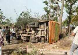 वीडियो में देंखे सीकर में निजी स्कूल की दो बसों की टक्कर, 36 बच्चे घायल