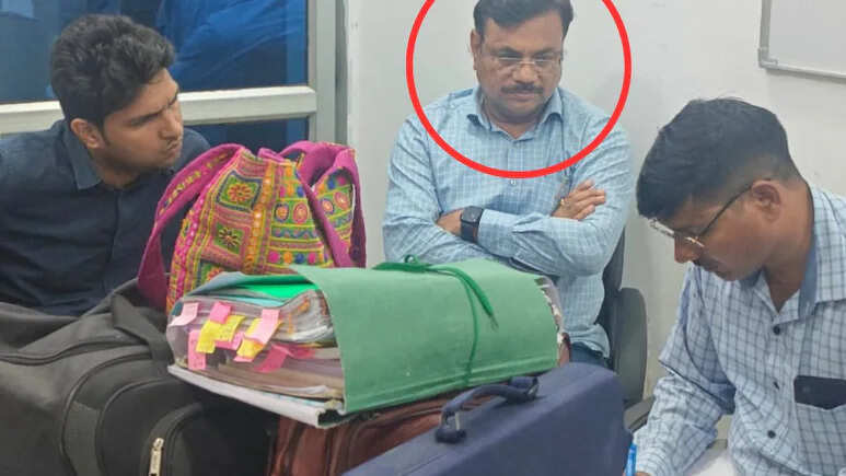 एसीबी के एएसपी जगराम मीणा भ्रष्टाचार के आरोप में रंगे हाथों गिरफ्तार, वीडियो में जानें 9.35 लाख रुपये की वसूली राशि बरामद