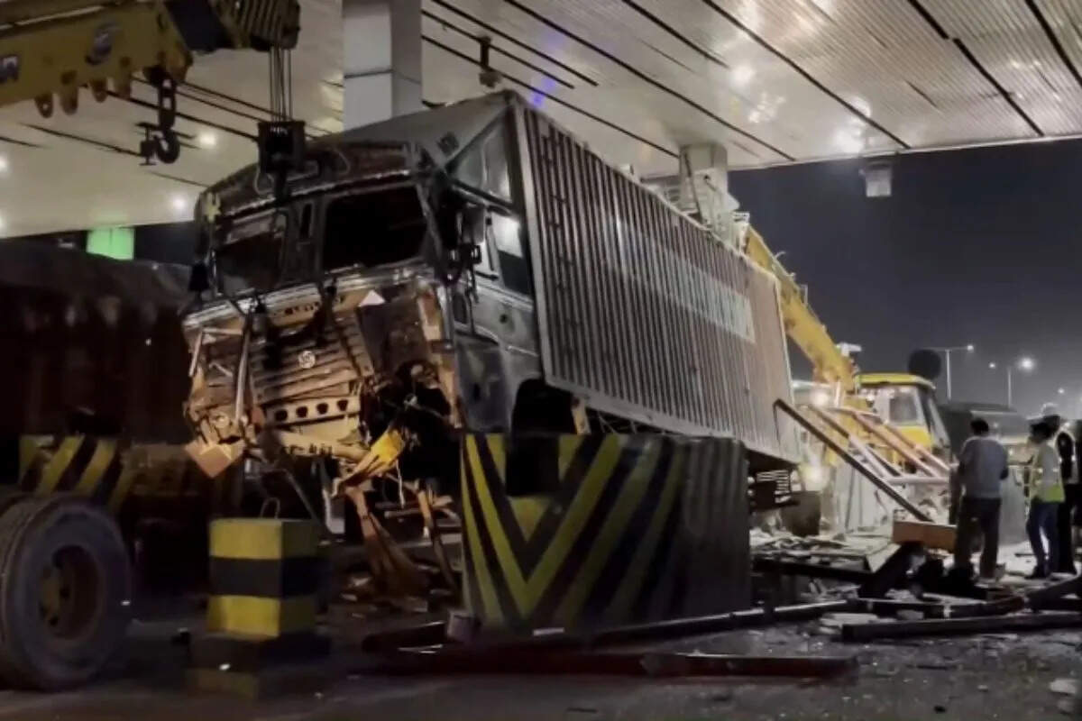 भीषण सड़क हादसा: कार और टोल बूथ में जोरदार टक्कर, 7 लोग घायल