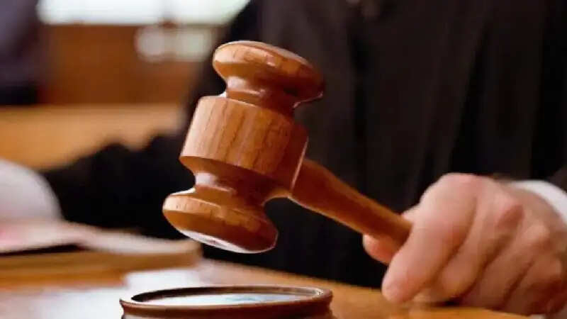 होटल में ले जाकर नाबालिग को पिलाई शराब, फिर बनाए जबरन संबंध, महिला को 20 साल की जेल