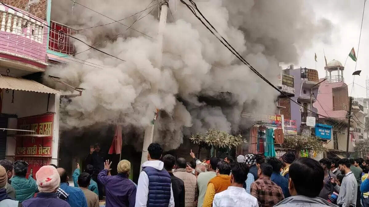 जयपुर में हार्डवेयर शॉप में भीषण आग, फुटेज में देखें धुएं का उठा गुब्बार, लाखों का सामान जलकर खाक