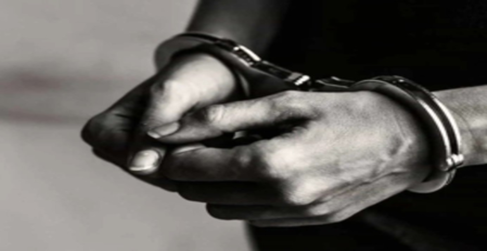 आउटर दिल्ली में वाहन चोर गिरफ्तार, पिस्तौल और 5 चोरी की बाइक बरामद, 3 मामले सुलझे