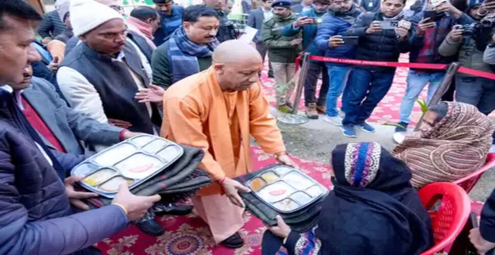 यूपी में शीतलहर: पहली जनवरी तक बंद रहेंगे 12वीं तक के स्कूल, सीएम योगी की हिदायत- कोई खुले में न सोए