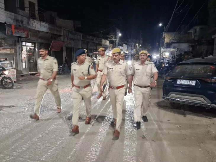 धौलपुर में नवरात्र और पंचायत चुनाव को लेकर पुलिस अलर्ट, बाजारों से मंदिरों तक पैदल गश्त; शाम 7 से 10 बजे तक विशेष निगरानी