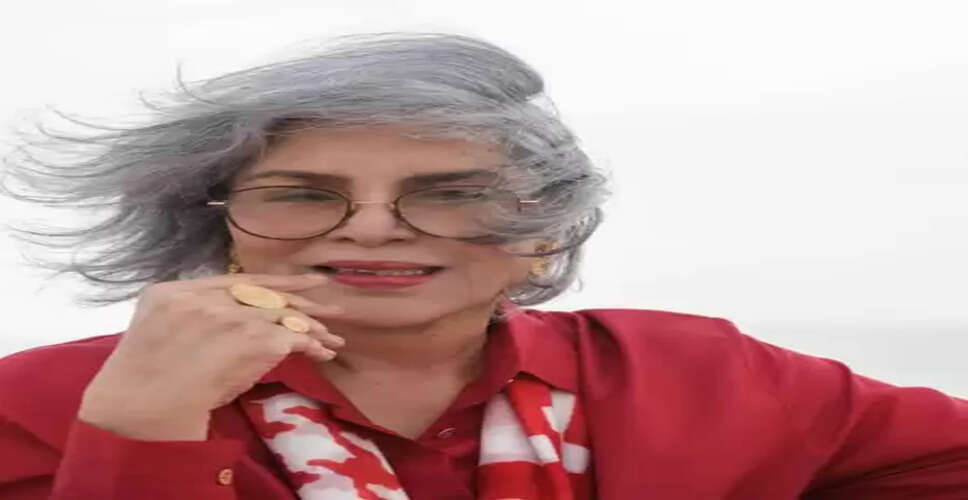 जीनत अमान ने सवाल पूछा, क्या आज भी कपड़ों से तय होती है महिला की गलती?